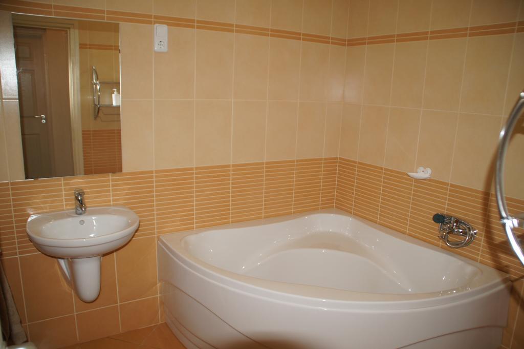 Ferienwohnung Fonix Apartman Gyula Exterior foto