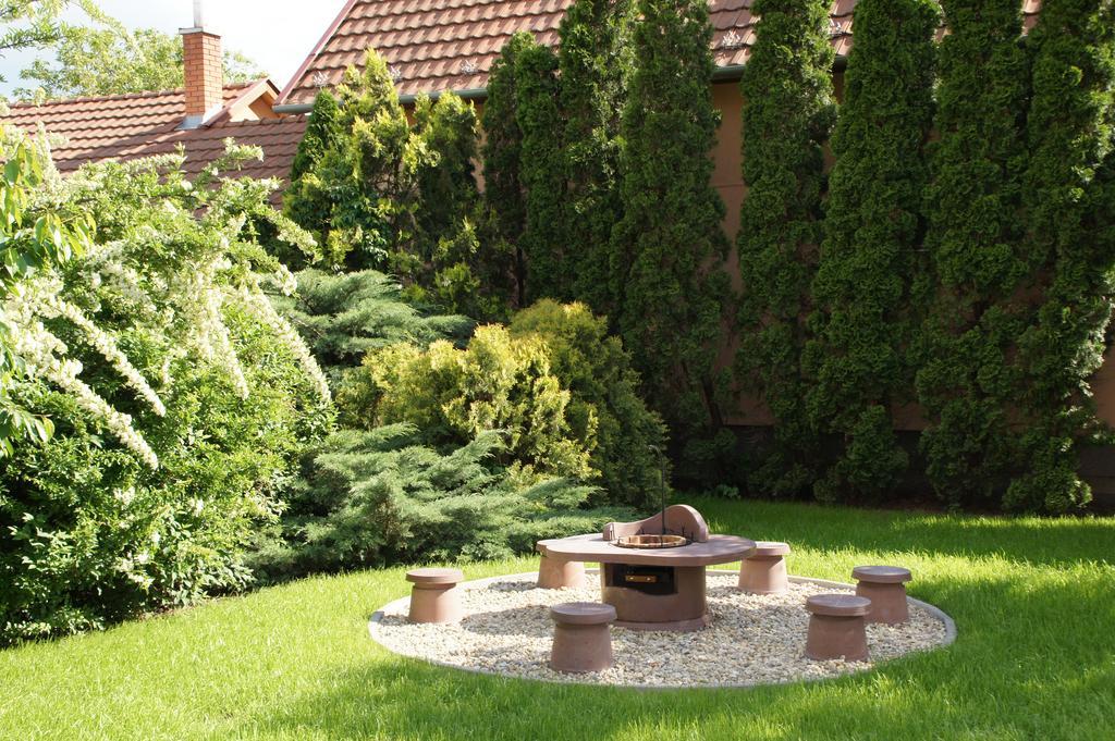 Ferienwohnung Fonix Apartman Gyula Exterior foto
