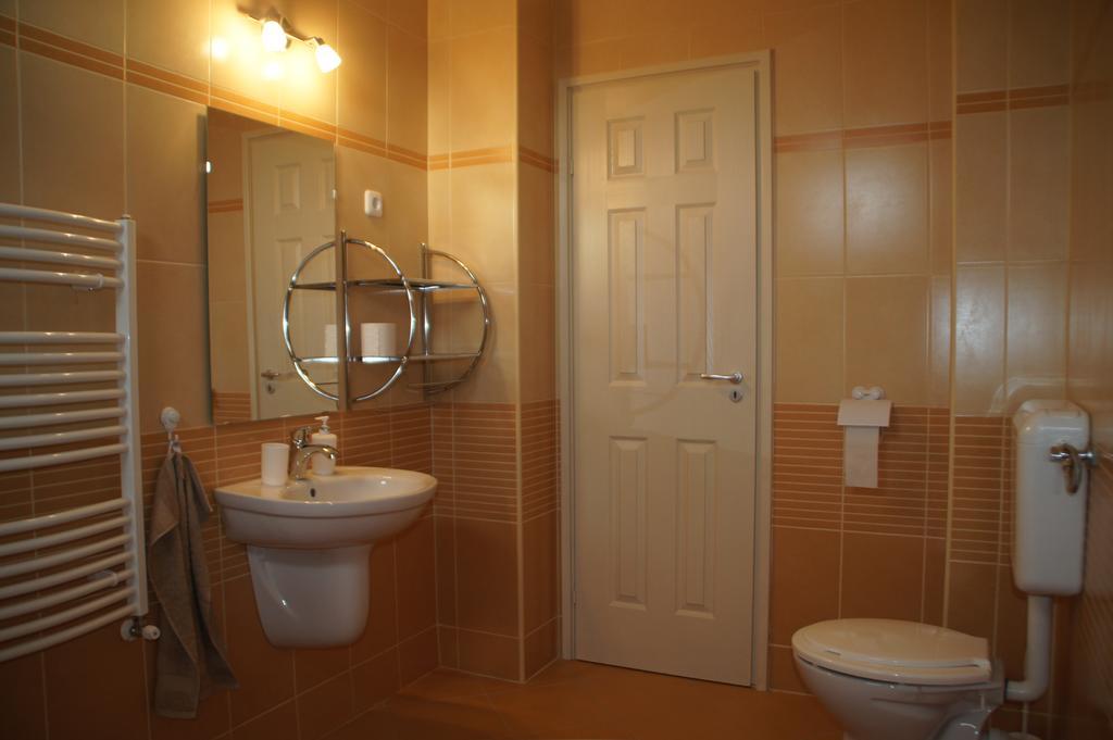 Ferienwohnung Fonix Apartman Gyula Exterior foto
