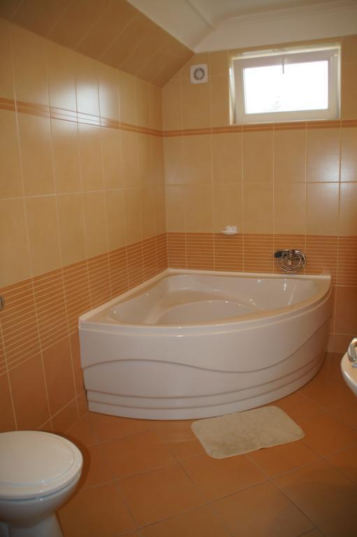 Ferienwohnung Fonix Apartman Gyula Exterior foto