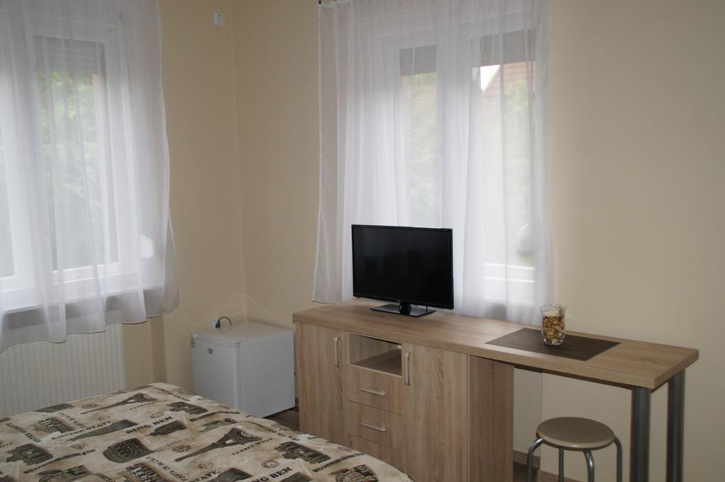Ferienwohnung Fonix Apartman Gyula Exterior foto
